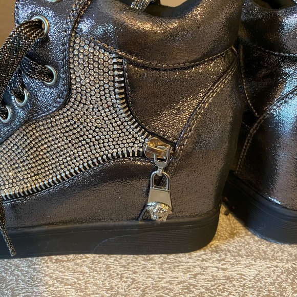 Shoes - Picture 7 of 8